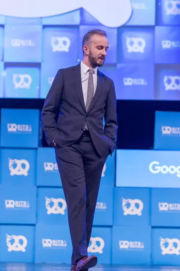 Jan Böhmermann im Anzug auf der Bühne
