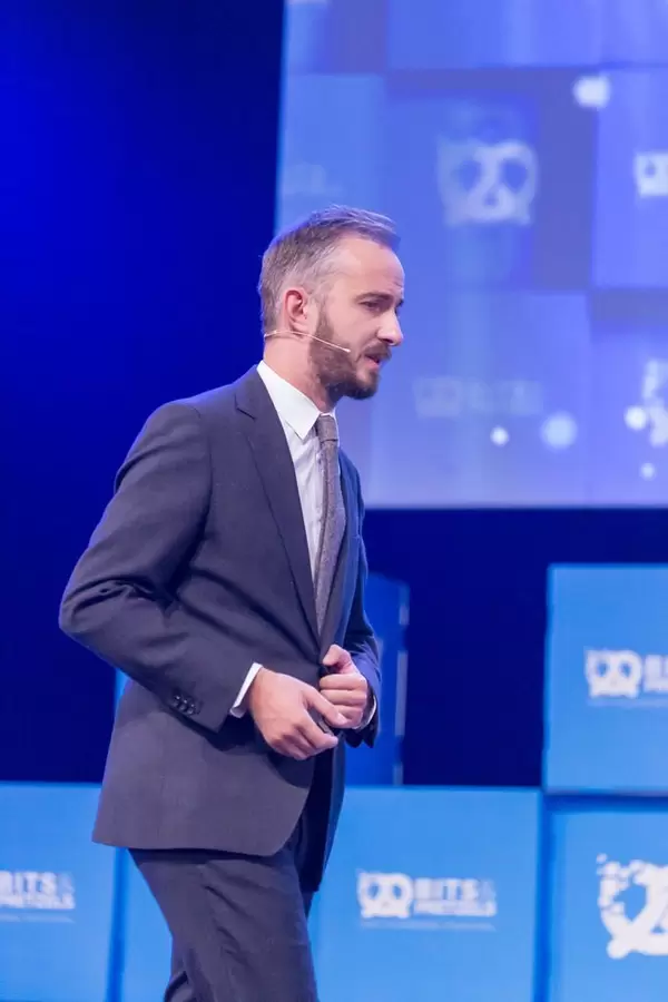 Jan Böhmermann knöpft sich das Sakko währen einer Rede