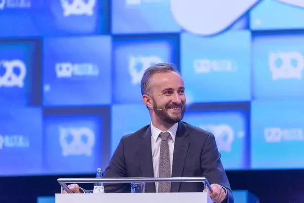 Jan Böhmermann lächelt während seines Auftritts