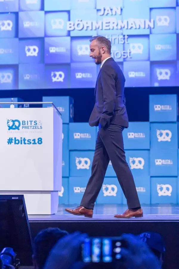 Jan Böhmermann laüft auf der Bühne