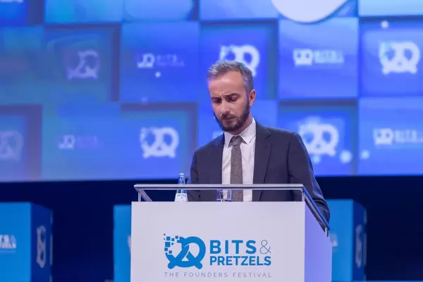 Jan Böhmermann looking focused at his notes at a speech