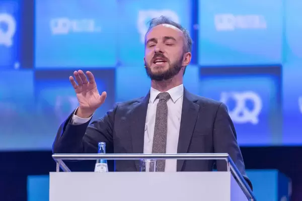 Jan Böhmermann mit versicherndem Gesichtsausdruck