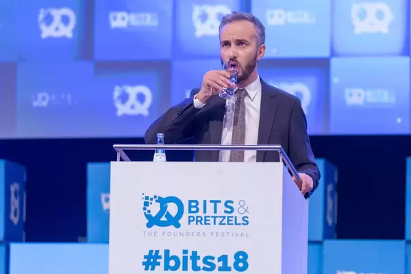 Jan Böhmermann  trinkt einen Schluck Wasser während einer Rede