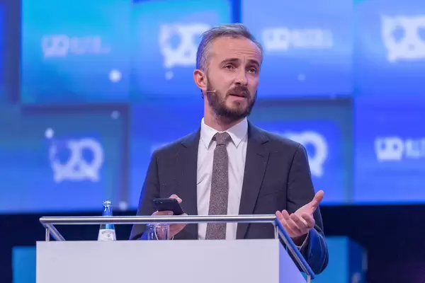 Jan Böhmermann während eines Auftritts mit Smartphone in der Hand