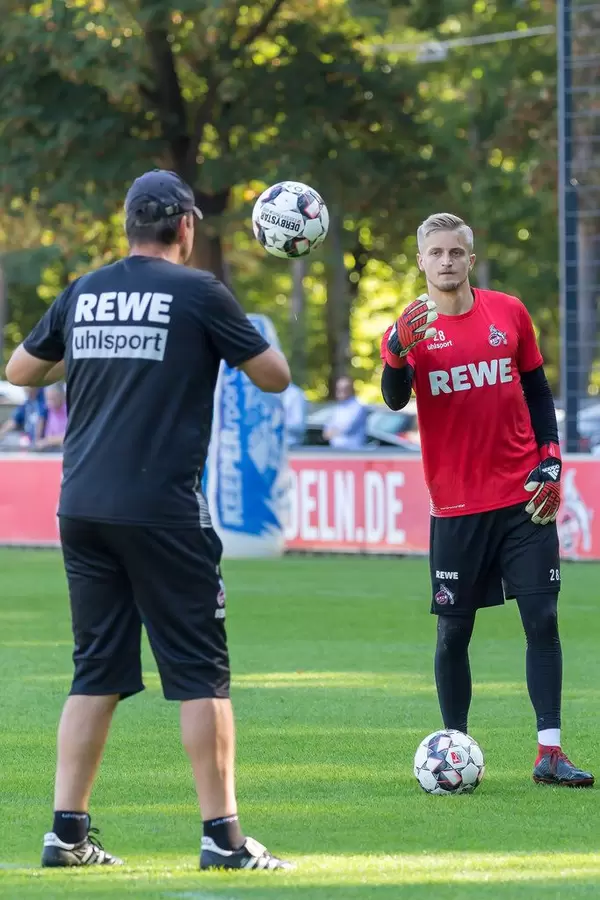 Jan-Christoph Bartels wirft den Ball einem Trainer zu