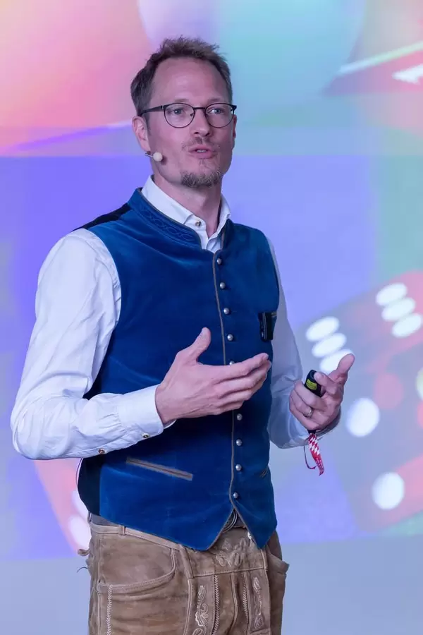 Jan Heitman - Poker Experte in blauer Samtweste