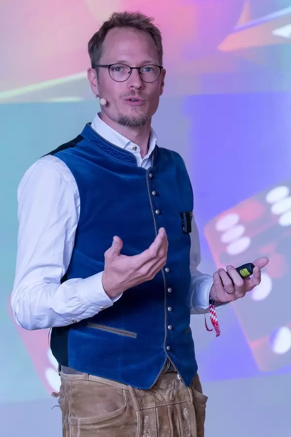 Jan Heitman - PokerExpert in blue satin vest