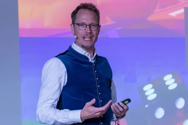 Jan Heitmann der Poker Experte schaut in die Kamera bei Rede