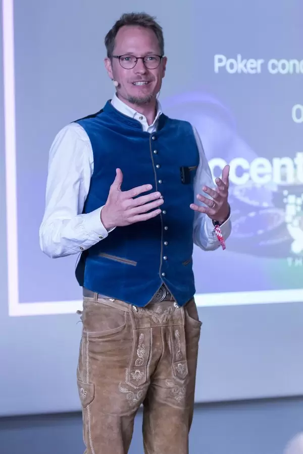Jan Heitmann - Poker Experte hält eine Rede