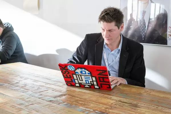 Jan Löffler CTO von Plesk arbeitet an seinem Notebook