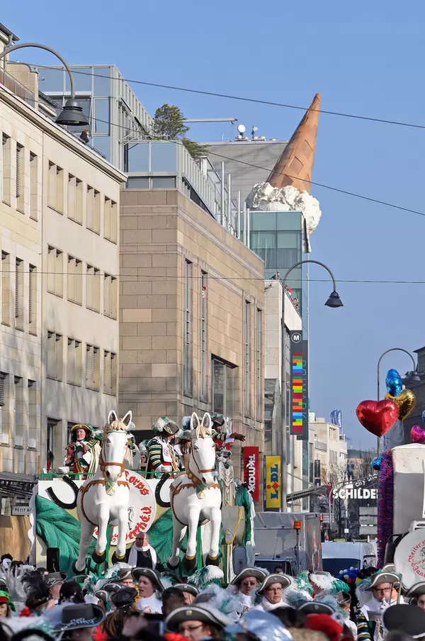 Jan von Werth am Neumarkt mit Eis im Hintergrund