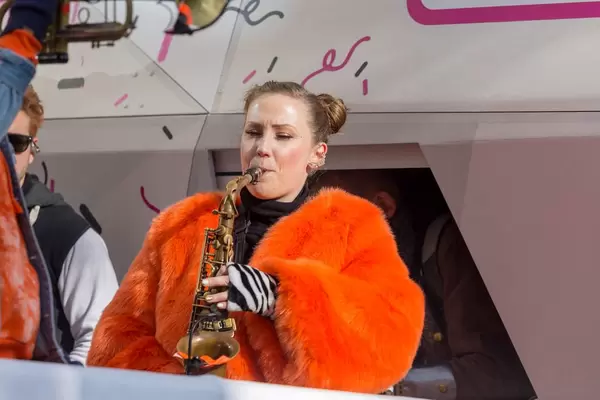 Janine Dornbusch von Querbeat spielt Saxophon  auf dem Wagen von Street Gigs - Kölner Karneval 2018