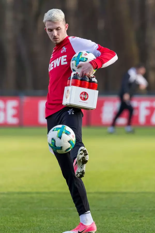 Jannes Horn bringt Bälle und Coca Cola mit