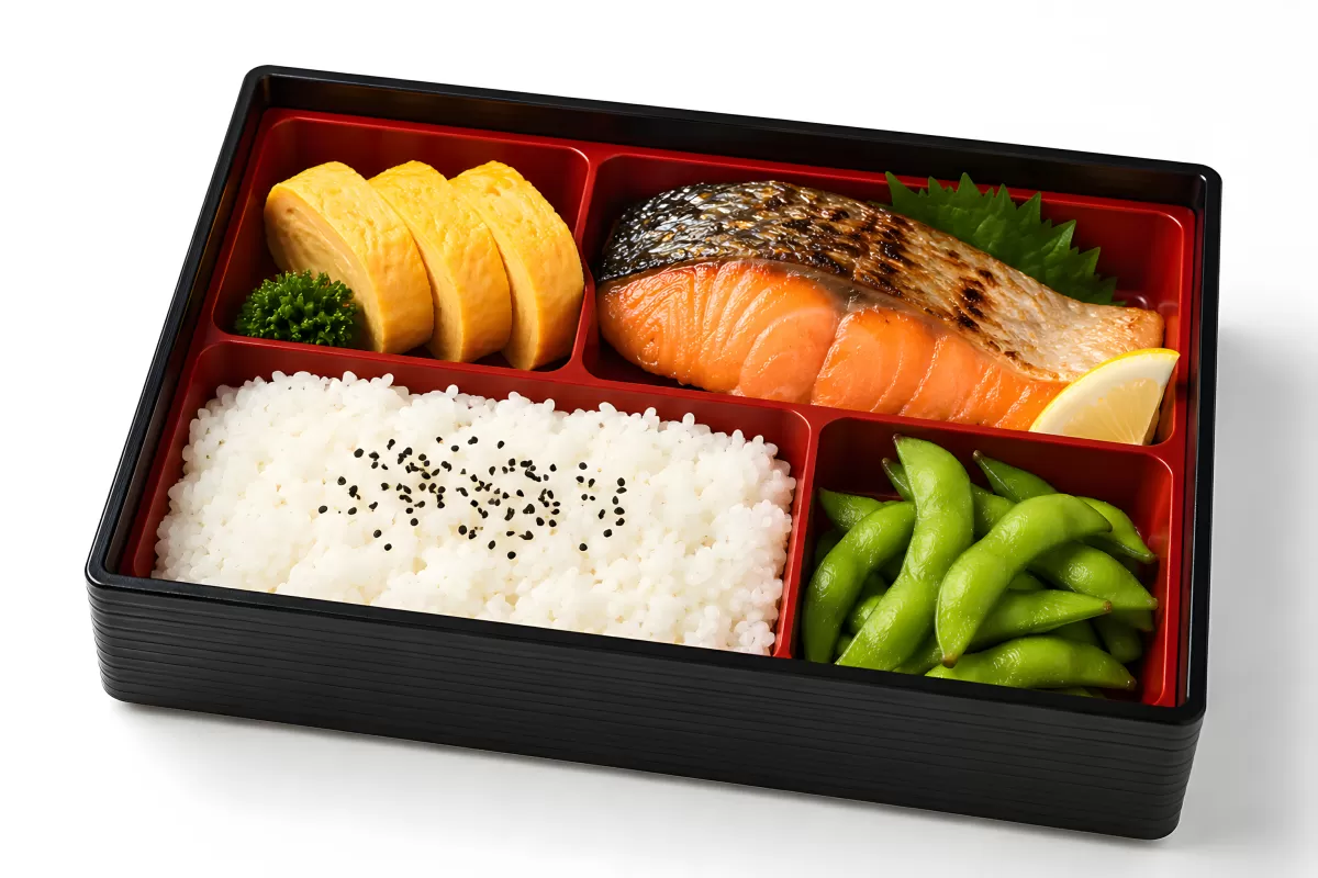 Japanische Bento-Box mit Lachs, Reis und Edamame