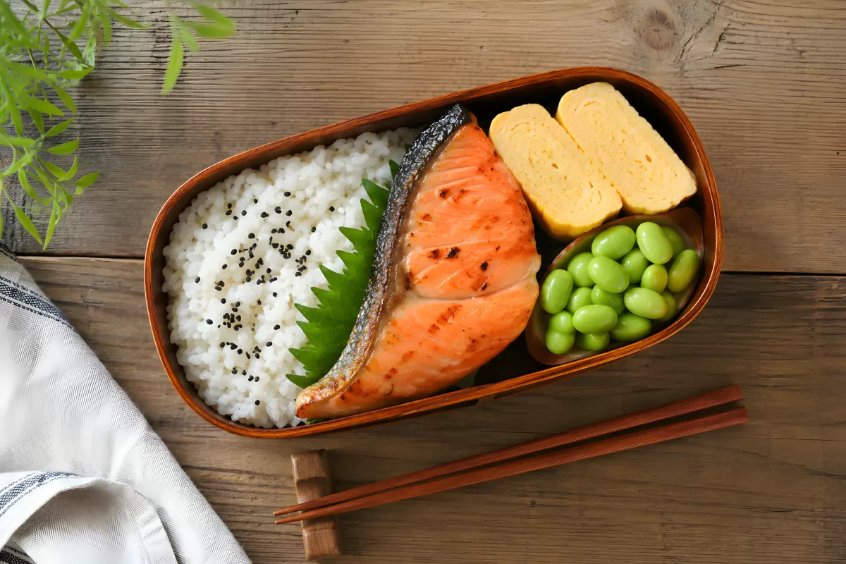 Japanische Bento-Box mit Lachs, Reis und Tamagoyaki