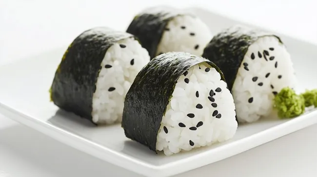 Japanische Reisbälle mit Algen und Sesam