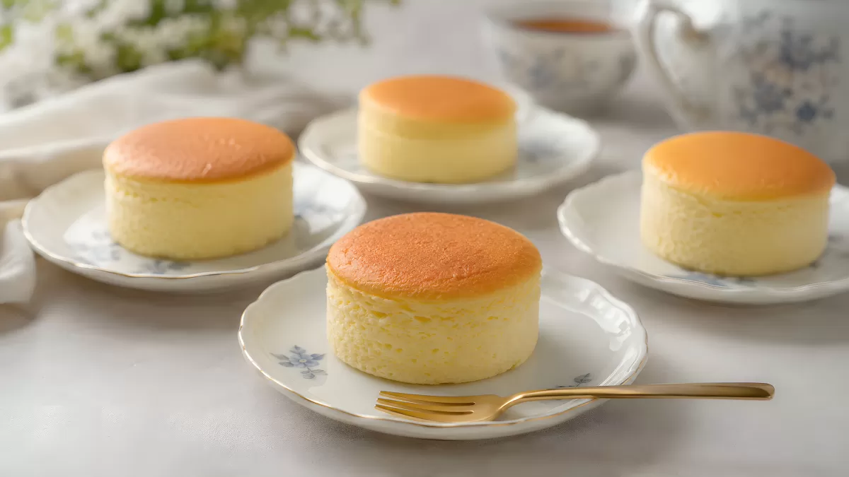 Japanische Soufflé-Käsekuchen auf Porzellantellerchen