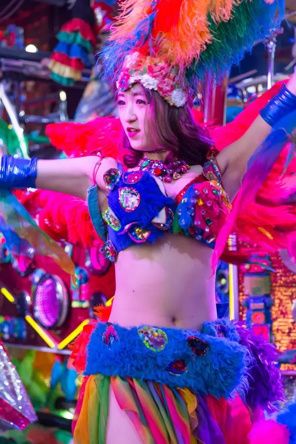 Japanische Tänzerin mit bunter Bekleidung