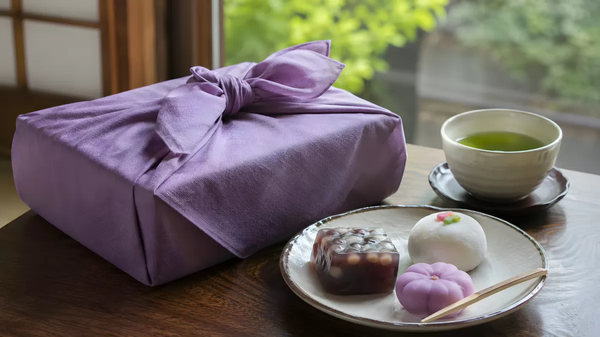 Japanische Wagashi-Süßigkeiten mit Furoshiki-Geschenk