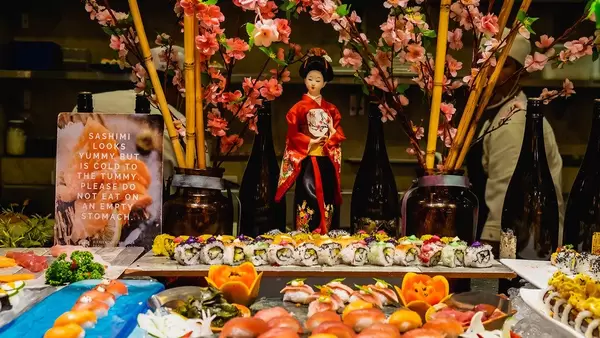 Japanischer Sushitisch, mit Puppe und Kirschblüten dekoriert