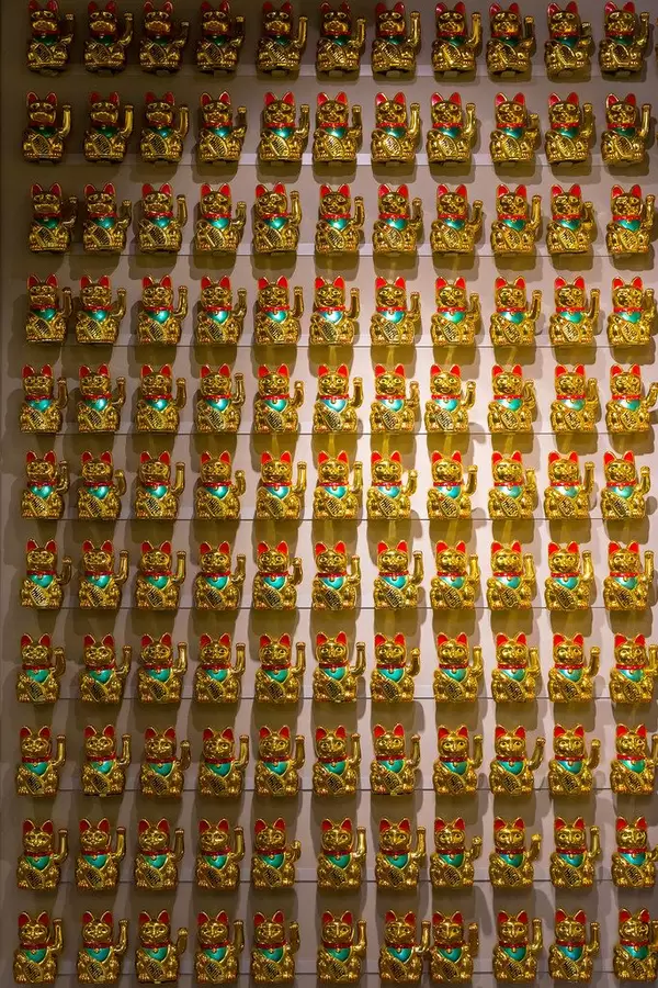 Japanischer Winkekatzen als Glücksbringer im coa Wok & Bowl Restaurant in Köln