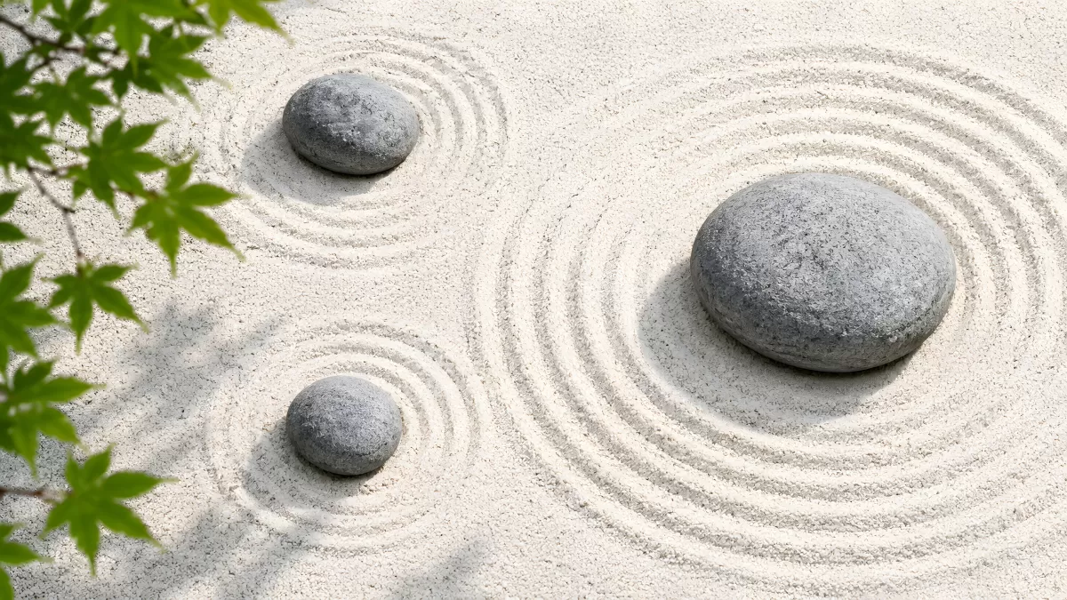 Japanischer Zen-Garten mit Steinen im weißen Sand