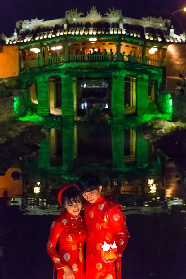 Japanisches Brautpaar vor der japanischen Brücke in Hoi An, Vietnam