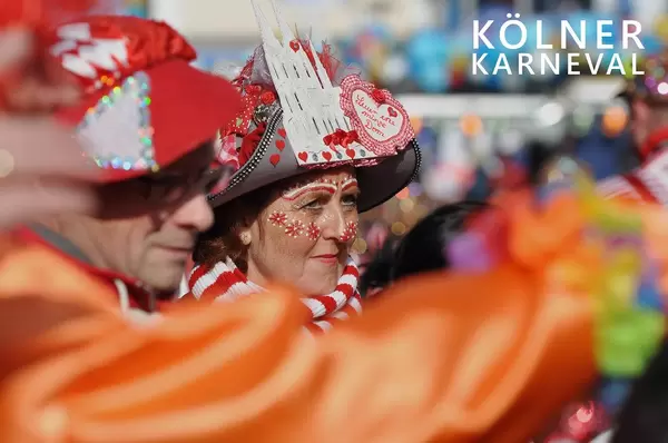Jecken mit buntem Kostüm und Gesichtsschminke neben dem Bildtitel "Kölner Karneval"