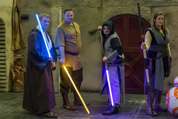 Jedi-Cosplayer mit Lichtschwertern