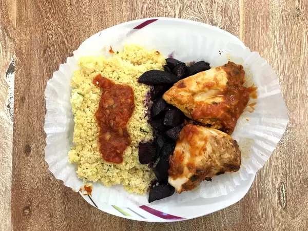 Jerk Chicken mit Topinambur Couscous, und Urkarotte