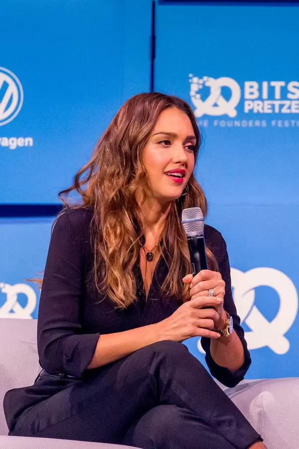 Jessica Alba als Powerfrau auf der Bits&Pretzels