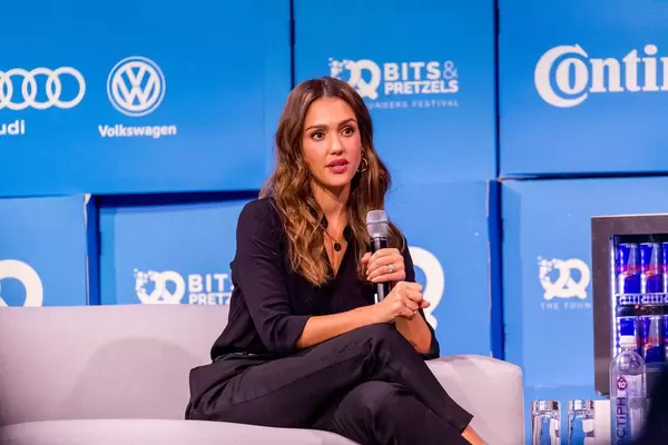 Jessica Alba auf dem Sofa der Bits&Pretzels Bühne im Interview