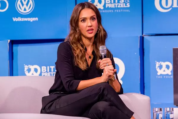 Jessica Alba geschockt auf der Bits&Pretzels Bühne