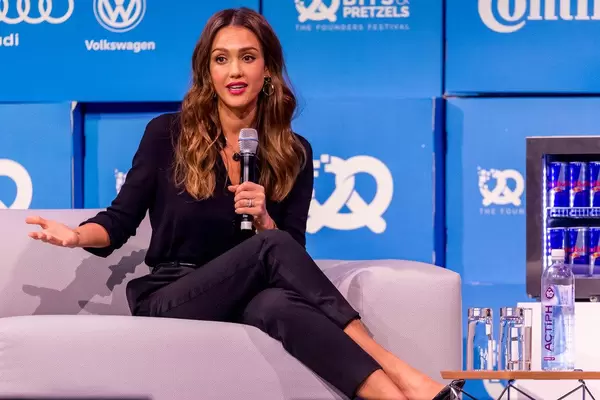 Jessica Alba on the couch of Bits&Pretzels as an outstanding example for a woman entrepreneur