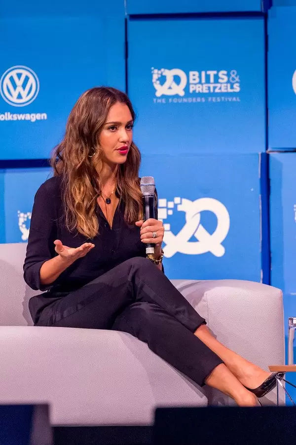 Jessica Alba verzaubert die Besucher der Bits and Pretzels