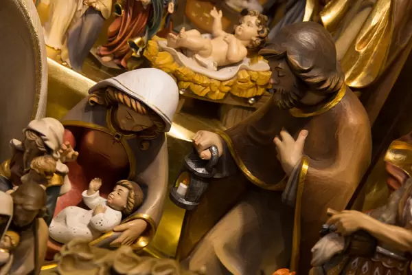 Jesus, Maria und Josef in Holzkrippe