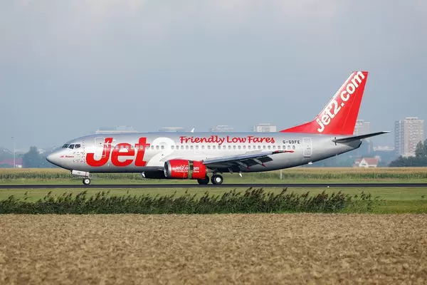Jet2 Flugzeug auf dem Rollfeld des Amsterdam Schiphol Flughafens