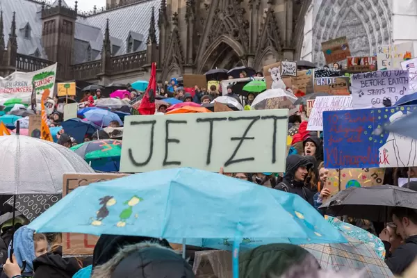 'JETZT' - globaler Studentenprotest für prompte Veränderung der Klimapolitik
