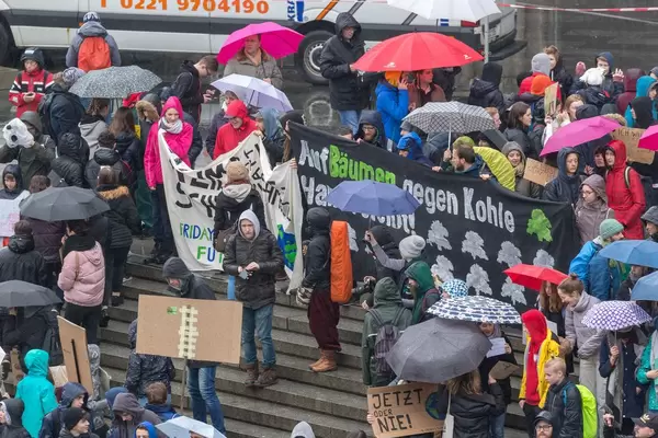Jetzt oder nie! - Fridays For Future Demonstration vor dem Kölner Hauptbahnhof