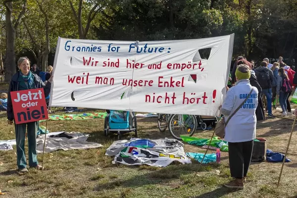 Jetzt oder nie / Grannies for Future: Omas protestieren für besseren Klimaschutz beim Klimastreik in Köln