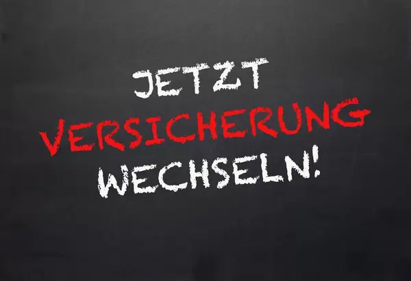 Jetzt Verischerung wechseln!: Aufruf in Handschrift zum KFZ-Versicherungswechel auf Tafel-Unterlage - Nahaufnahme