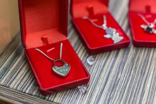 Jewelry heart with sign: Please return to love