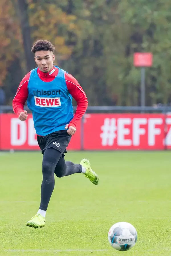 Jhon Córdoba am Ball und Kopf oben