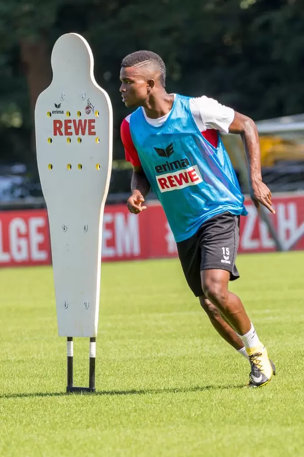 Jhon Córdoba rennt am Dummy vorbei - 1. FC Köln