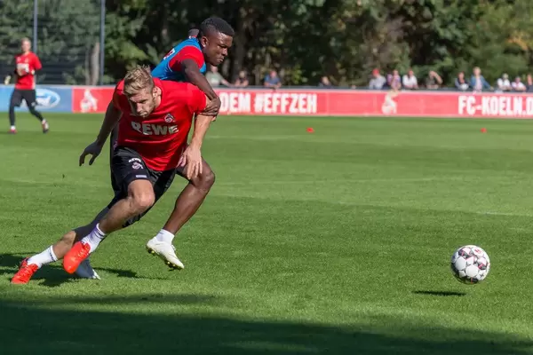 Jhon Córdoba und Lasse Sobiech kämpfen um den Ball