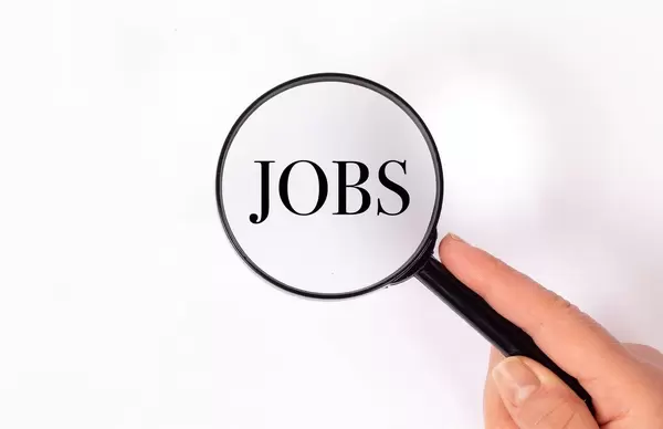 Jobs  unter der Lupe auf weißem Hintergrund