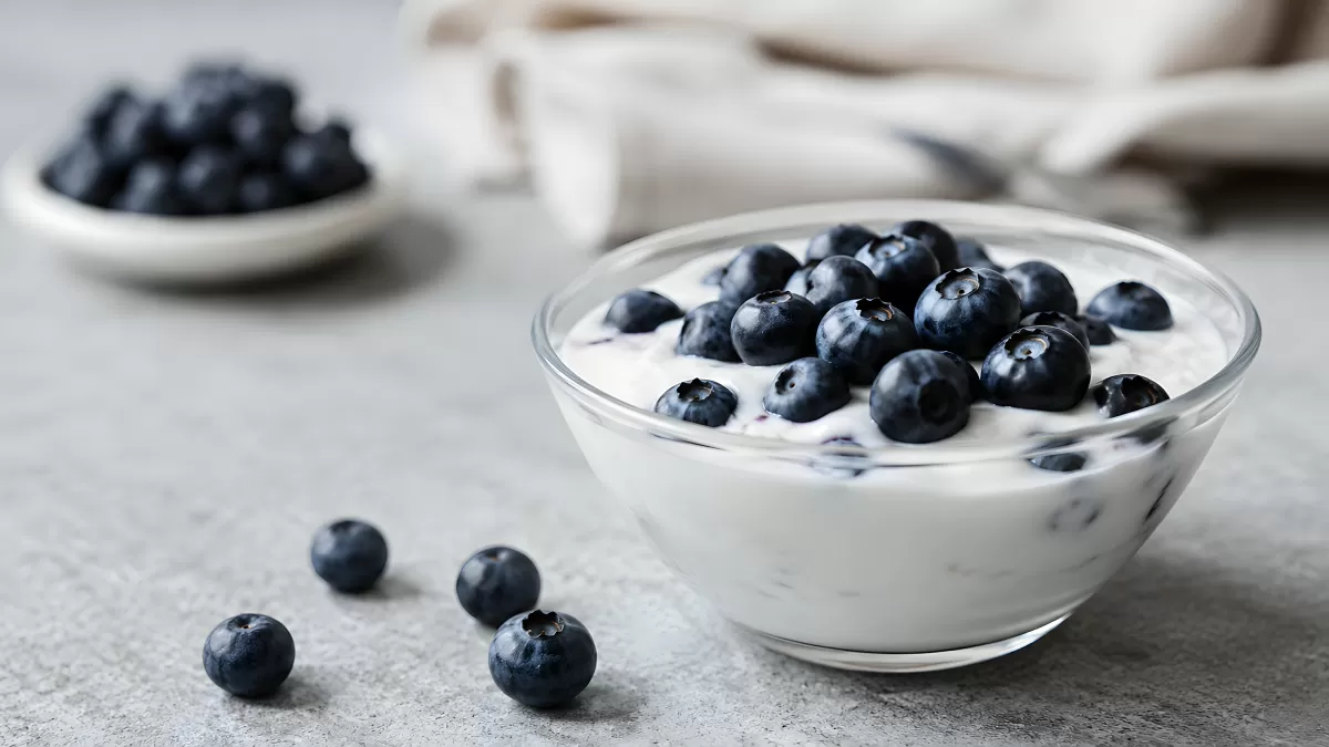 Joghurt mit frischen Blaubeeren in Glasschale