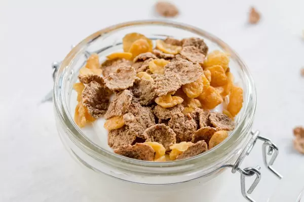 Joghurt mit Müsli im Glas