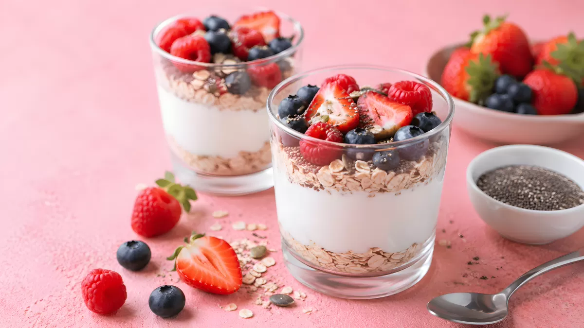 Joghurt-Parfait mit Beeren und Haferflocken im Glas