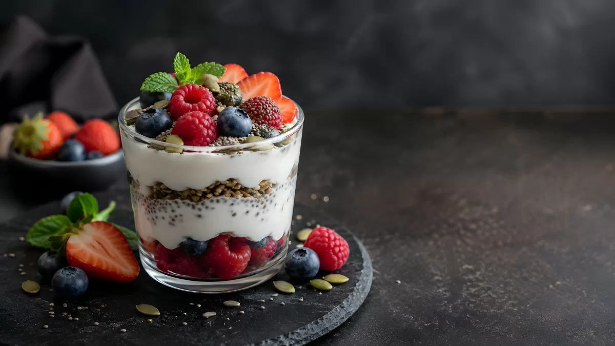 Joghurt-Parfait mit frischen Beeren und Chiasamen